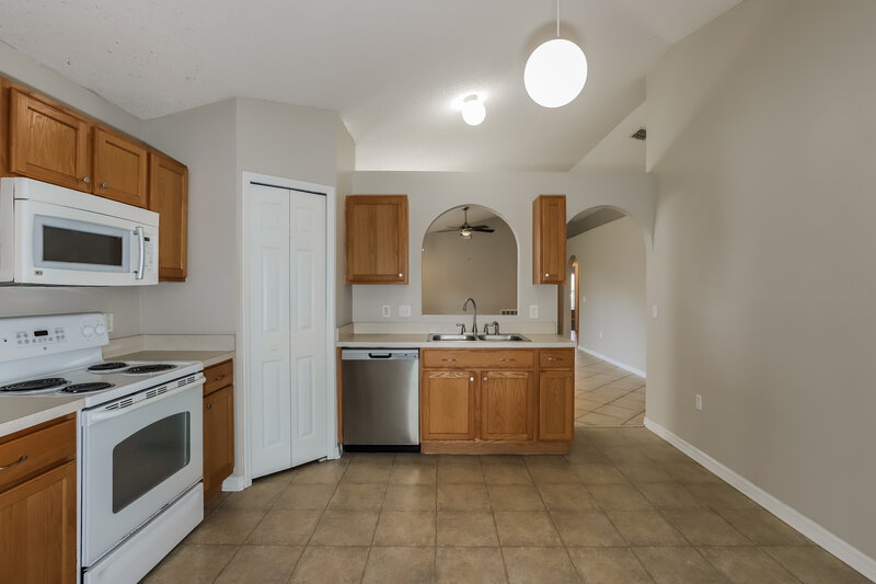 2,010/Mo, 1037 Brenton Leaf Dr Ruskin, FL 33570 Kitchen View