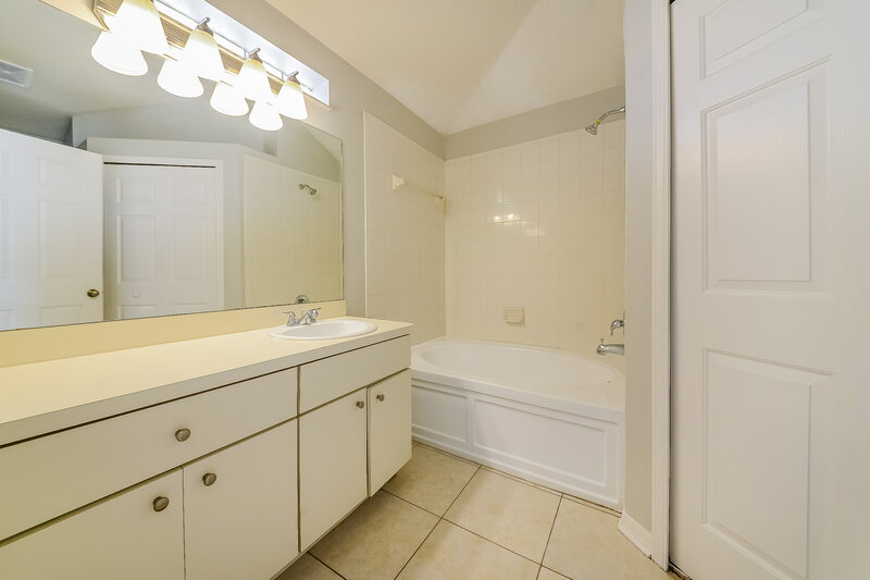 3,200/Mo, 727 Cristelle Jean Dr Ruskin, FL 33570 Main Bathroom View