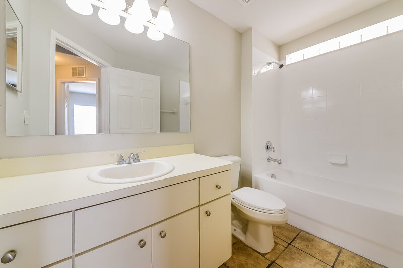 3,200/Mo, 727 Cristelle Jean Dr Ruskin, FL 33570 Bathroom View
