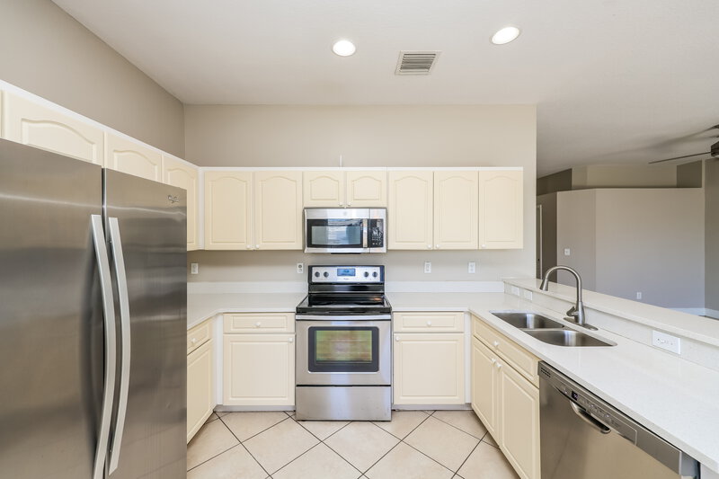 2,195/Mo, 13212 Cherry Bark Cir Riverview, FL 33579 Kitchen View 2