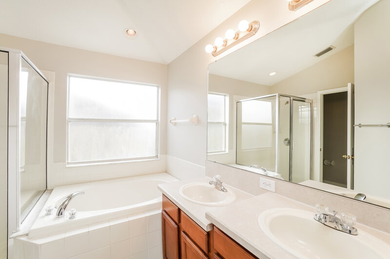 2,575/Mo, 8220 Crescent Moon Dr New Port Richey, FL 34655 Main Bathroom View