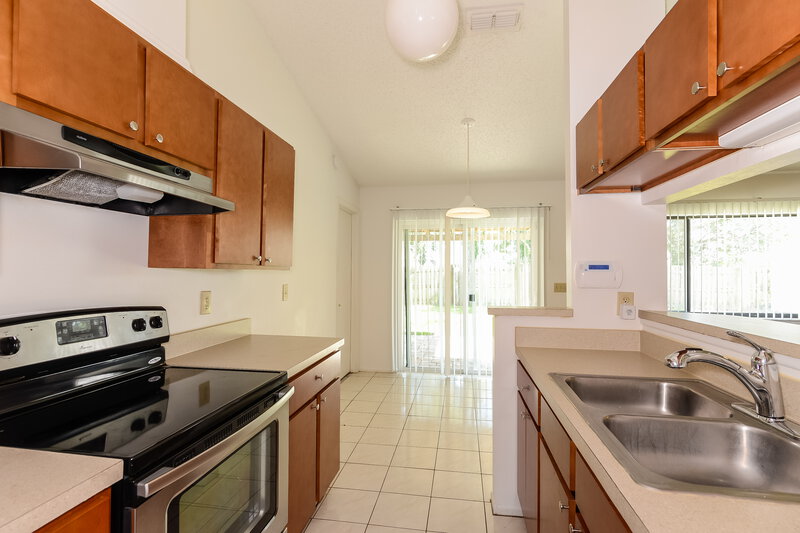 2,375/Mo, 1124 Blufield Ave Brandon, FL 33511 Kitchen View