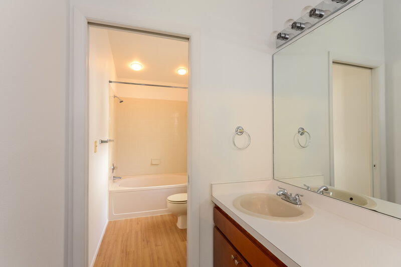 2,375/Mo, 1124 Blufield Ave Brandon, FL 33511 Bathroom View 2