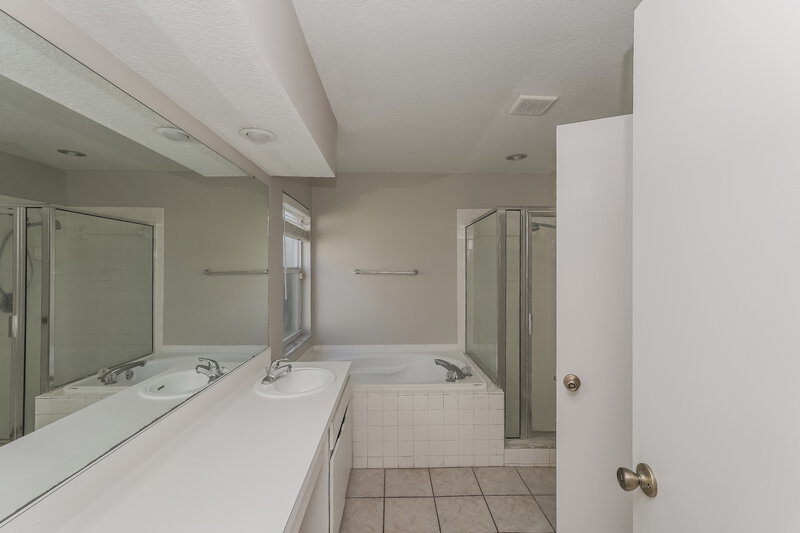 2,105/Mo, 1207 Sawdust Ct Valrico, FL 33596 Main Bathroom View
