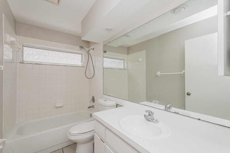 2,105/Mo, 1207 Sawdust Ct Valrico, FL 33596 Bathroom View