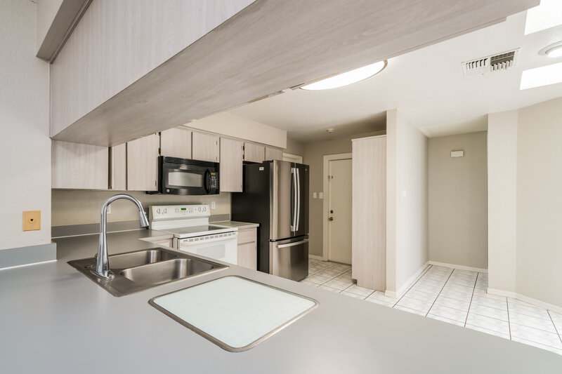 2,100/Mo, 9131 Remington Dr New Port Richey, FL 34655 Kitchen View 3