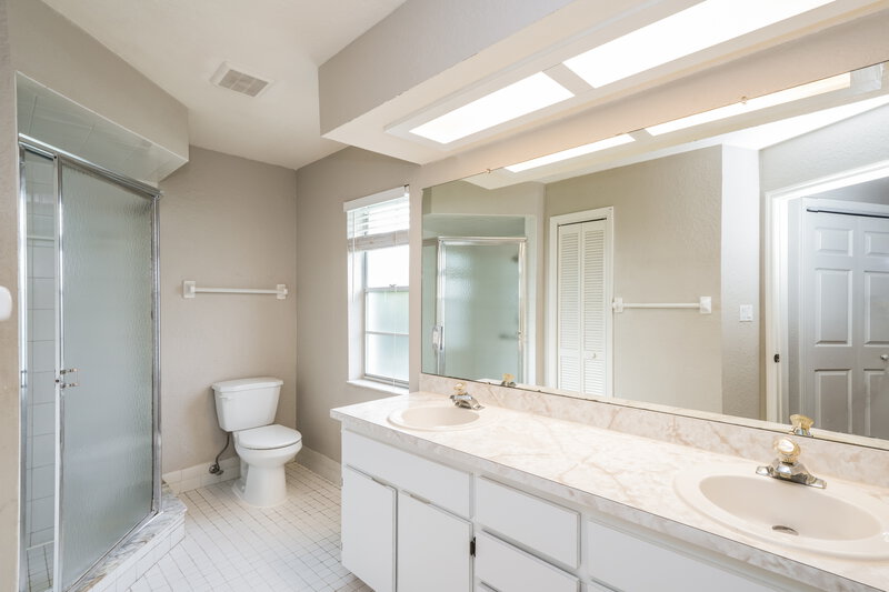 2,100/Mo, 9131 Remington Dr New Port Richey, FL 34655 Main Bathroom View