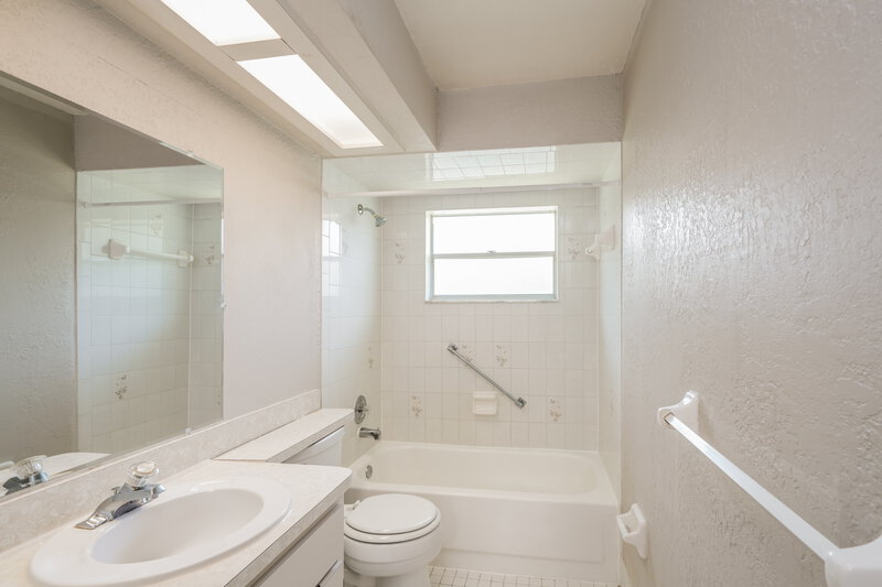 2,100/Mo, 9131 Remington Dr New Port Richey, FL 34655 Bathroom View