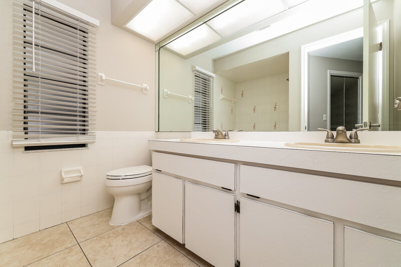 1,925/Mo, 12830 Pecan Tree Dr Hudson, FL 34669 Main Bathroom View