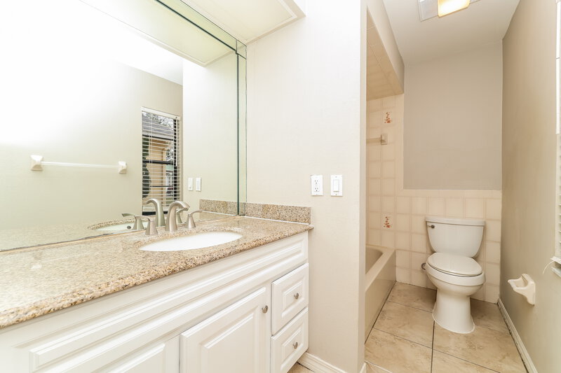 1,925/Mo, 12830 Pecan Tree Dr Hudson, FL 34669 Bathroom View