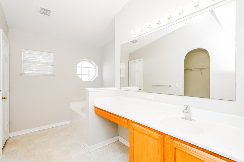 2,500/Mo, 17023 Torvest Ct Land O' Lakes, FL 34638 Main Bathroom View