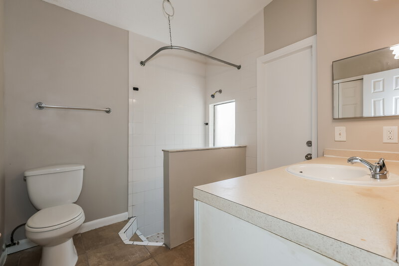1,990/Mo, 2027 Helm Ln Valrico, FL 33594 Main Bathroom View