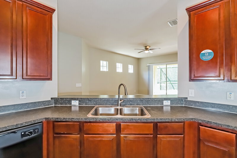 2,420/Mo, 8205 Lagerfeld Dr Land O' Lakes, FL 34637 Kitchen View