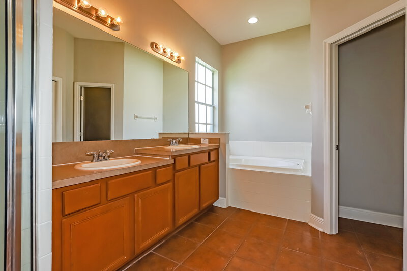 2,420/Mo, 8205 Lagerfeld Dr Land O' Lakes, FL 34637 Main Bathroom View