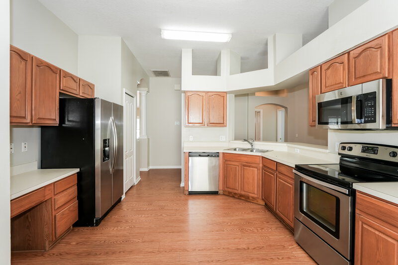 2,445/Mo, 633 Straw Lake Dr Brandon, FL 33510 Kitchen View 2