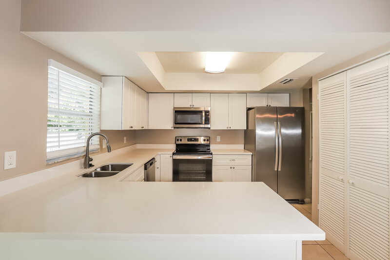 2,335/Mo, 14936 Glasgow Ct Tampa, FL 33624 Kitchen View