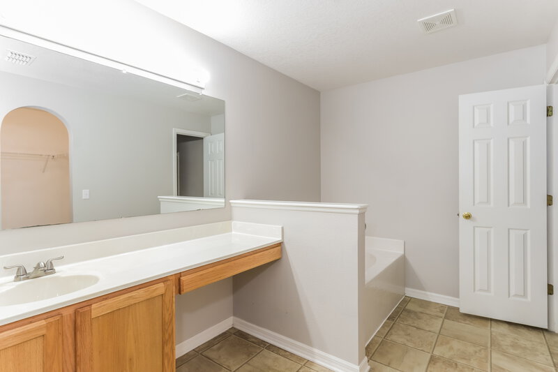 4,050/Mo, 3246 Bellericay Ln Land O' Lakes, FL 34638 Main Bathroom View