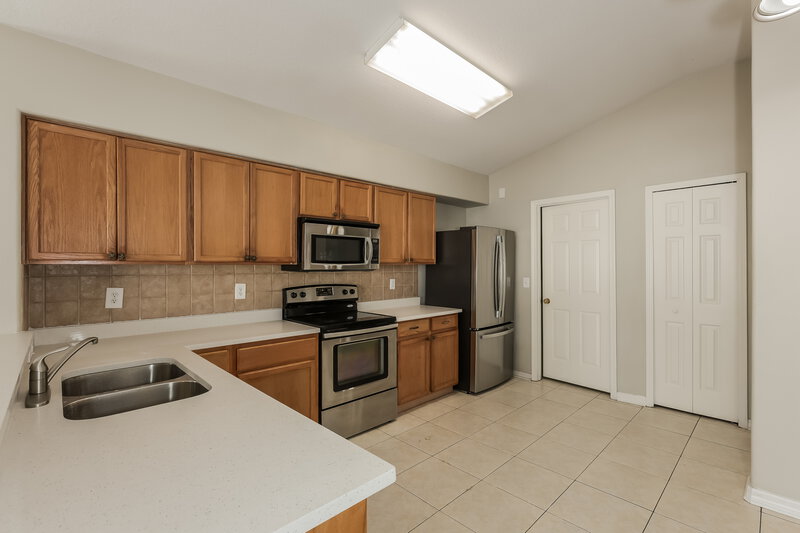 1,970/Mo, 12006 Butler Woods Cir Riverview, FL 33579 Kitchen View 3