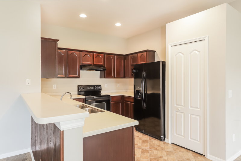 2,225/Mo, 728 Star Pointe Dr Seffner, FL 33584 Kitchen View 2