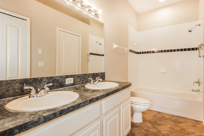 2,225/Mo, 728 Star Pointe Dr Seffner, FL 33584 Main Bathroom View