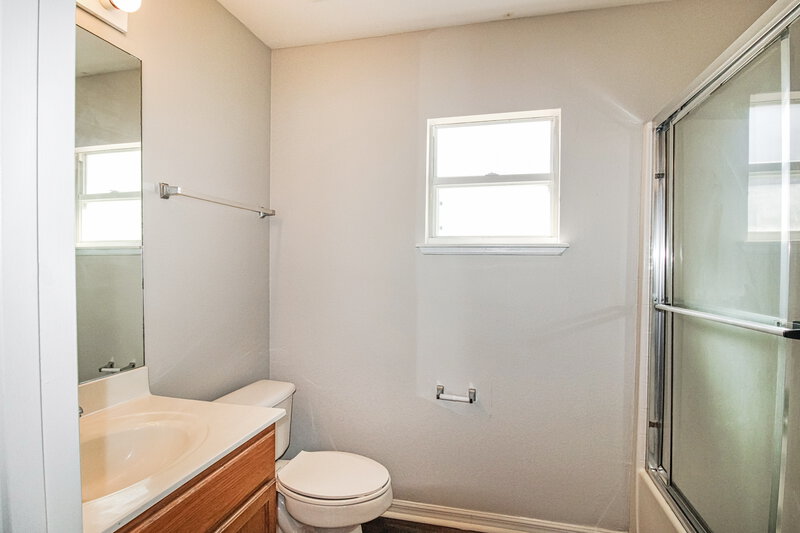 1,830/Mo, 4088 Everett Ave Spring Hill, FL 34609 Main Bathroom View