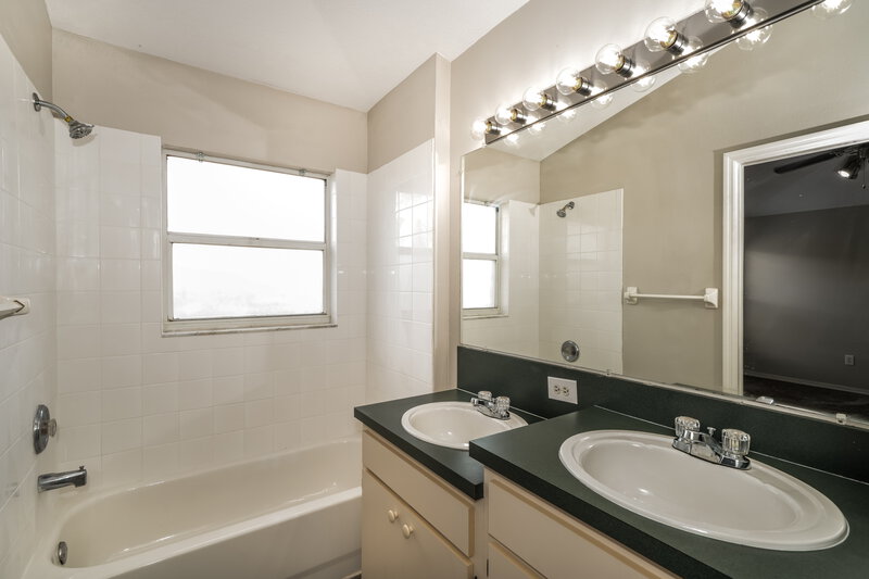 2,050/Mo, 1327 Maximilian Dr Wesley Chapel, FL 33543 Main Bathroom View