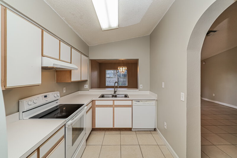 2,025/Mo, 1444 Birchstone Ave Brandon, FL 33511 Kitchen View 2