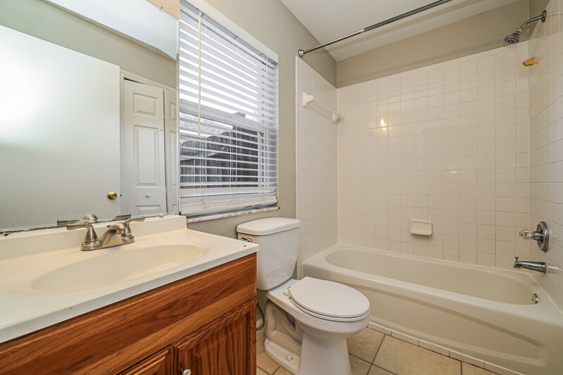 2,025/Mo, 1444 Birchstone Ave Brandon, FL 33511 Main Bathroom View