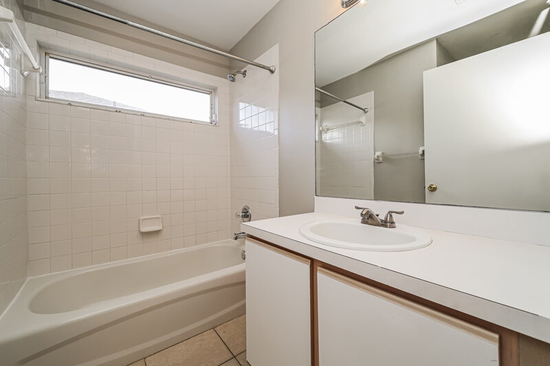 2,025/Mo, 1444 Birchstone Ave Brandon, FL 33511 Bathroom View