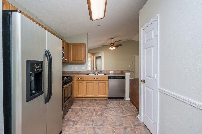 2,040/Mo, 614 Cape Cod Cir Valrico, FL 33594 Kitchen View