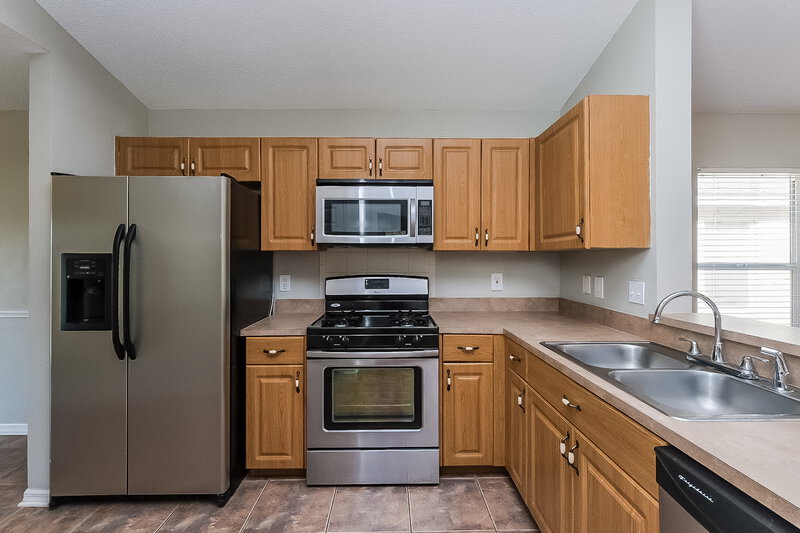 2,040/Mo, 614 Cape Cod Cir Valrico, FL 33594 Kitchen View 2