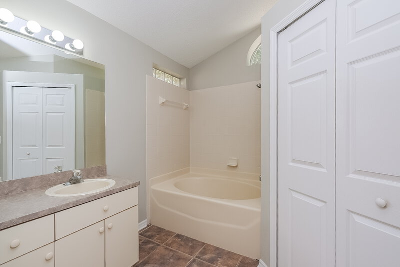 2,040/Mo, 614 Cape Cod Cir Valrico, FL 33594 Main Bathroom View