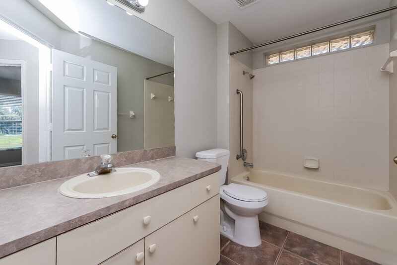 2,040/Mo, 614 Cape Cod Cir Valrico, FL 33594 Bathroom View