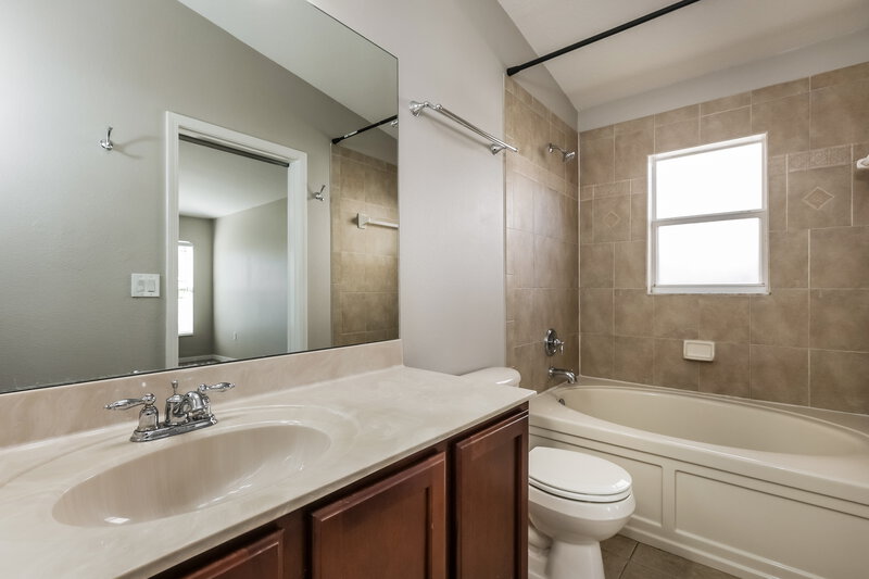 2,140/Mo, 17344 Mint Leaf Ln Land O' Lakes, FL 34638 Main Bathroom View