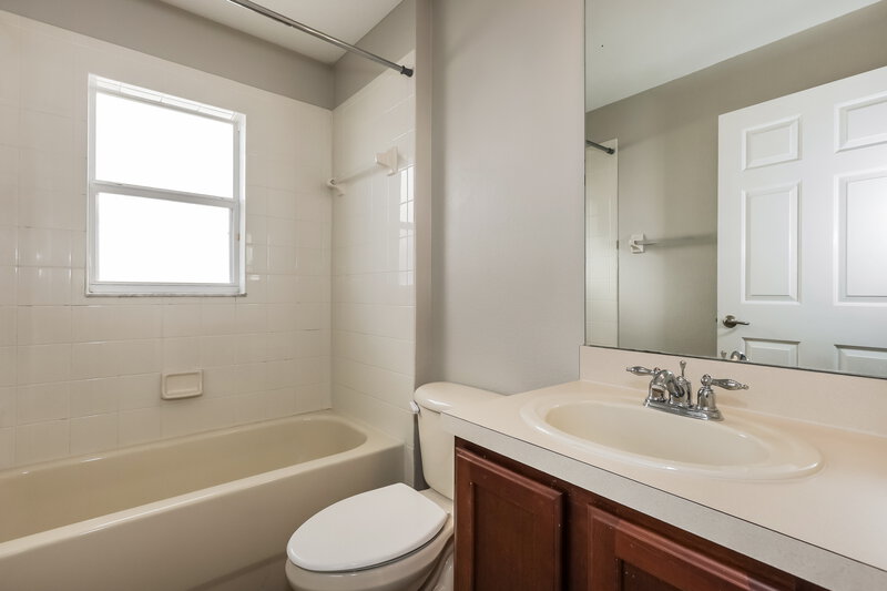 2,140/Mo, 17344 Mint Leaf Ln Land O' Lakes, FL 34638 Bathroom View