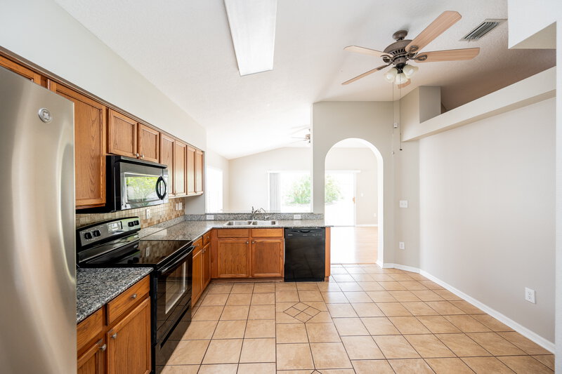 2,310/Mo, 12019 Butler Woods Cir Riverview, FL 33579 Kitchen View 3