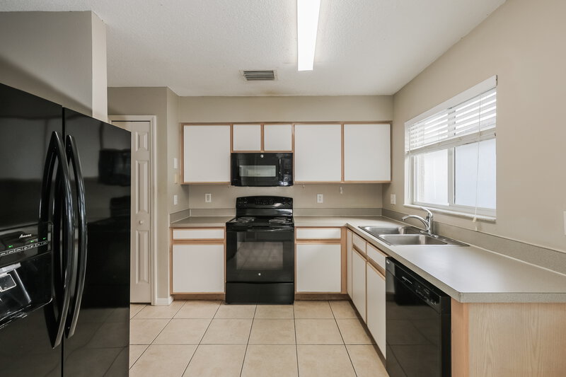 2,210/Mo, 3146 Pine Top Dr Valrico, FL 33594 Kitchen View 2