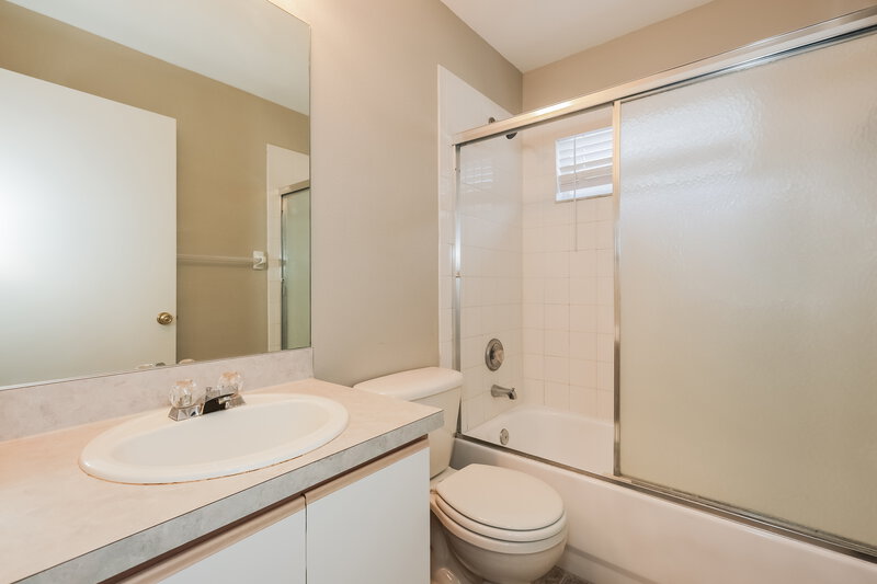 2,210/Mo, 3146 Pine Top Dr Valrico, FL 33594 Main Bathroom View