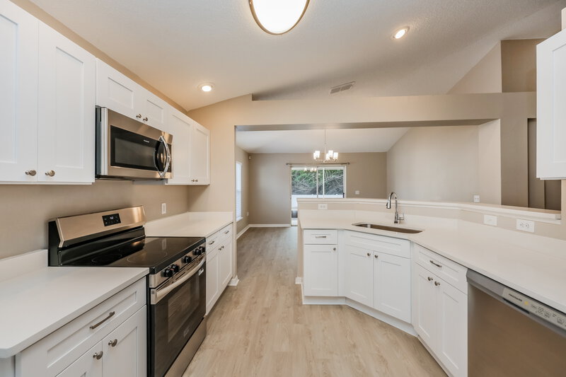 2,000/Mo, 1507 Alhambra Crest Dr Ruskin, FL 33570 Kitchen View