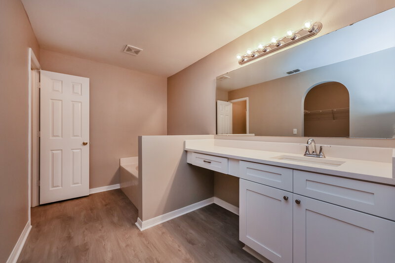 2,000/Mo, 1507 Alhambra Crest Dr Ruskin, FL 33570 Main Bathroom View