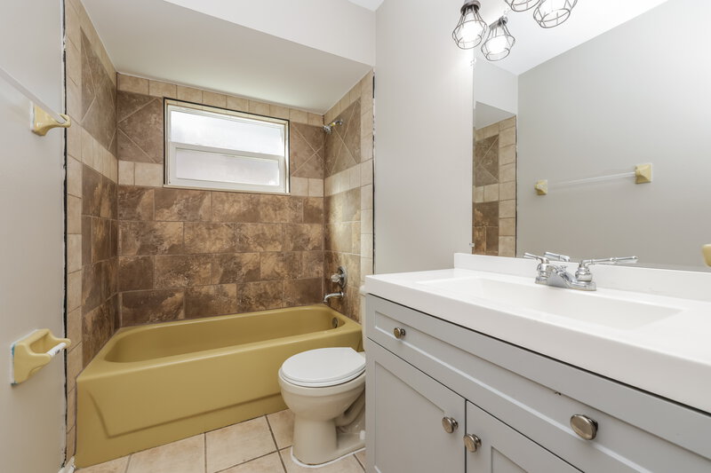 2,460/Mo, 16536 Forest Lake Dr Tampa, FL 33624 Bathroom View