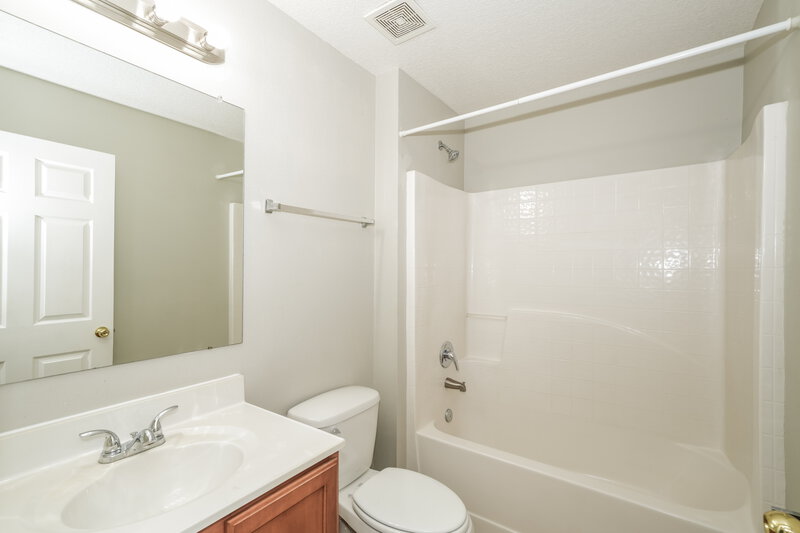 2,120/Mo, 17036 Lixberry Way Land O Lakes, FL 34638 Main Bathroom View