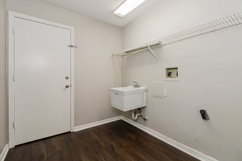 2,285/Mo, 4654 Murcross Ln New Port Richey, FL 34653 Laundry Room View