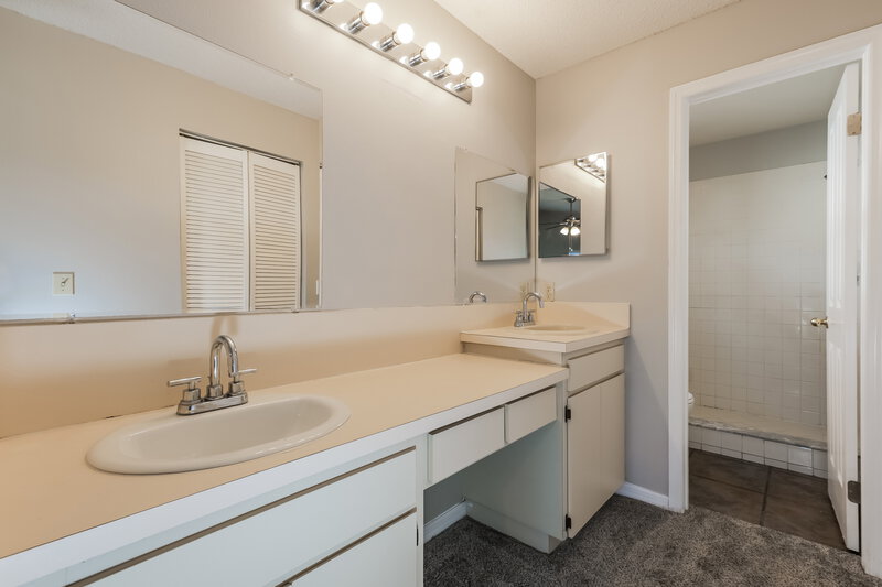 2,130/Mo, 704 Sand Ridge Dr Valrico, FL 33594 Main Bathroom View