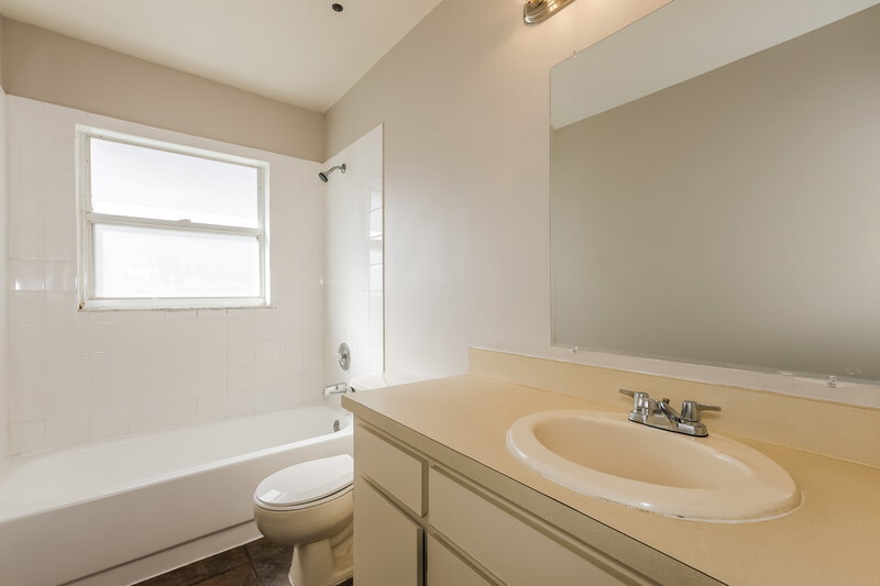 2,130/Mo, 704 Sand Ridge Dr Valrico, FL 33594 Bathroom View