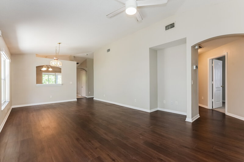 2,205/Mo, 926 Lake Shore Ranch Dr Seffner, FL 33584 Living Room View