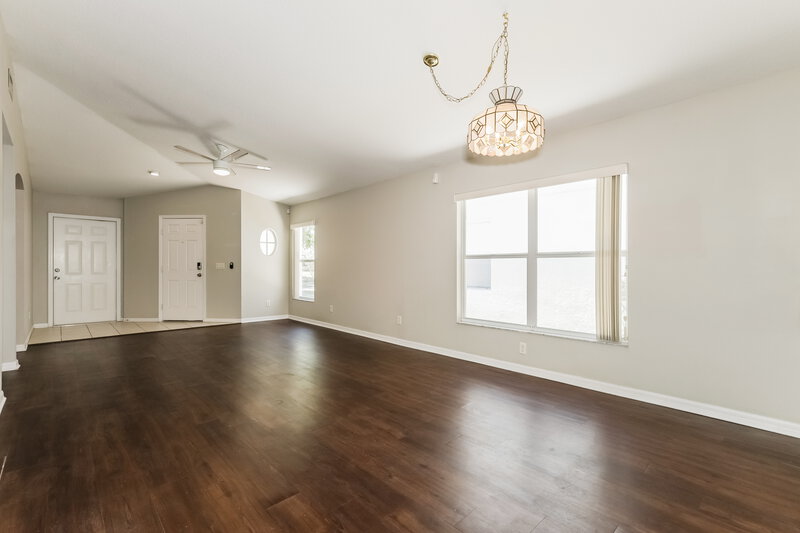 2,205/Mo, 926 Lake Shore Ranch Dr Seffner, FL 33584 Living Room View 2