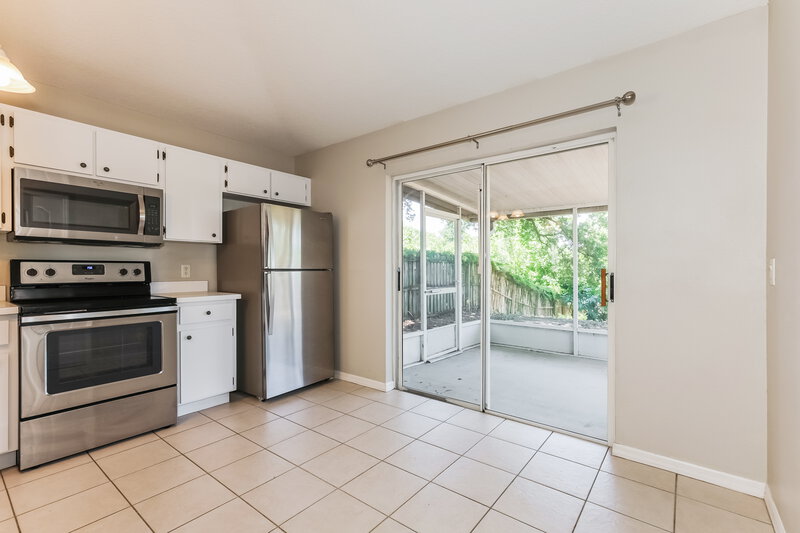 2,205/Mo, 926 Lake Shore Ranch Dr Seffner, FL 33584 Kitchen View