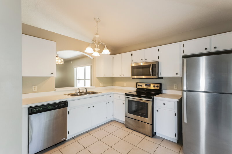 2,205/Mo, 926 Lake Shore Ranch Dr Seffner, FL 33584 Kitchen View 2