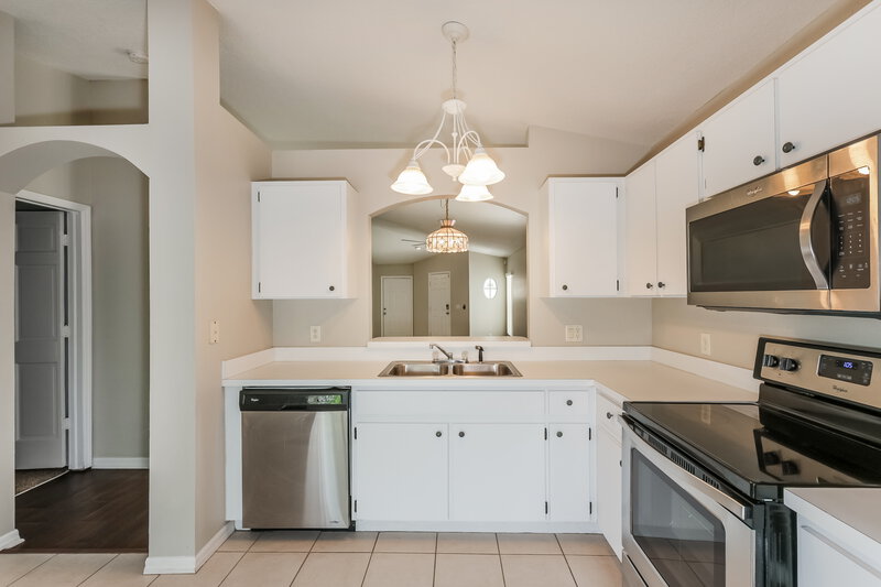 2,205/Mo, 926 Lake Shore Ranch Dr Seffner, FL 33584 Kitchen View 3